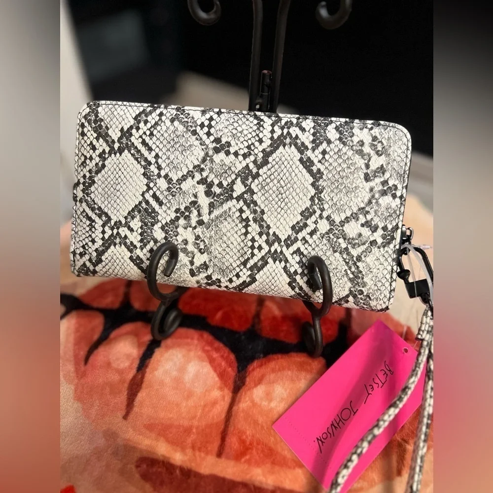 🖤🐍NWT-BETSEY JOHNSON WHITE AND BLACK SNAKE SKIN LARGE ZIP AROUND WALLET🖤🐍